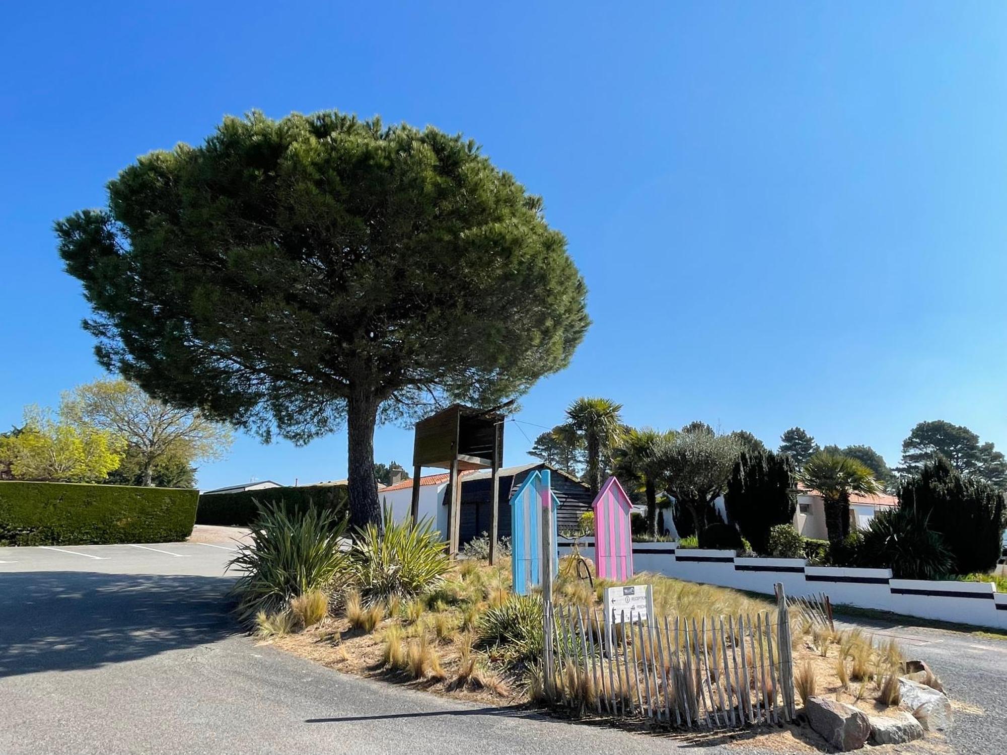 Camping Les Brillas Les Moutiers Exterior photo