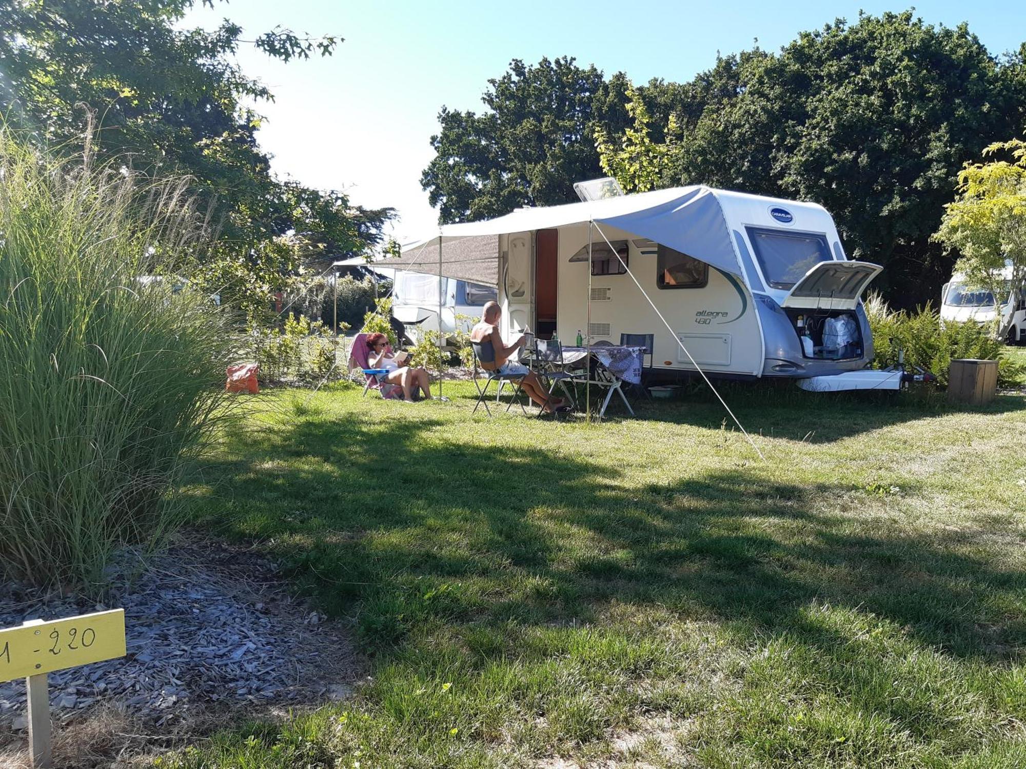 Camping Les Brillas Les Moutiers Exterior photo
