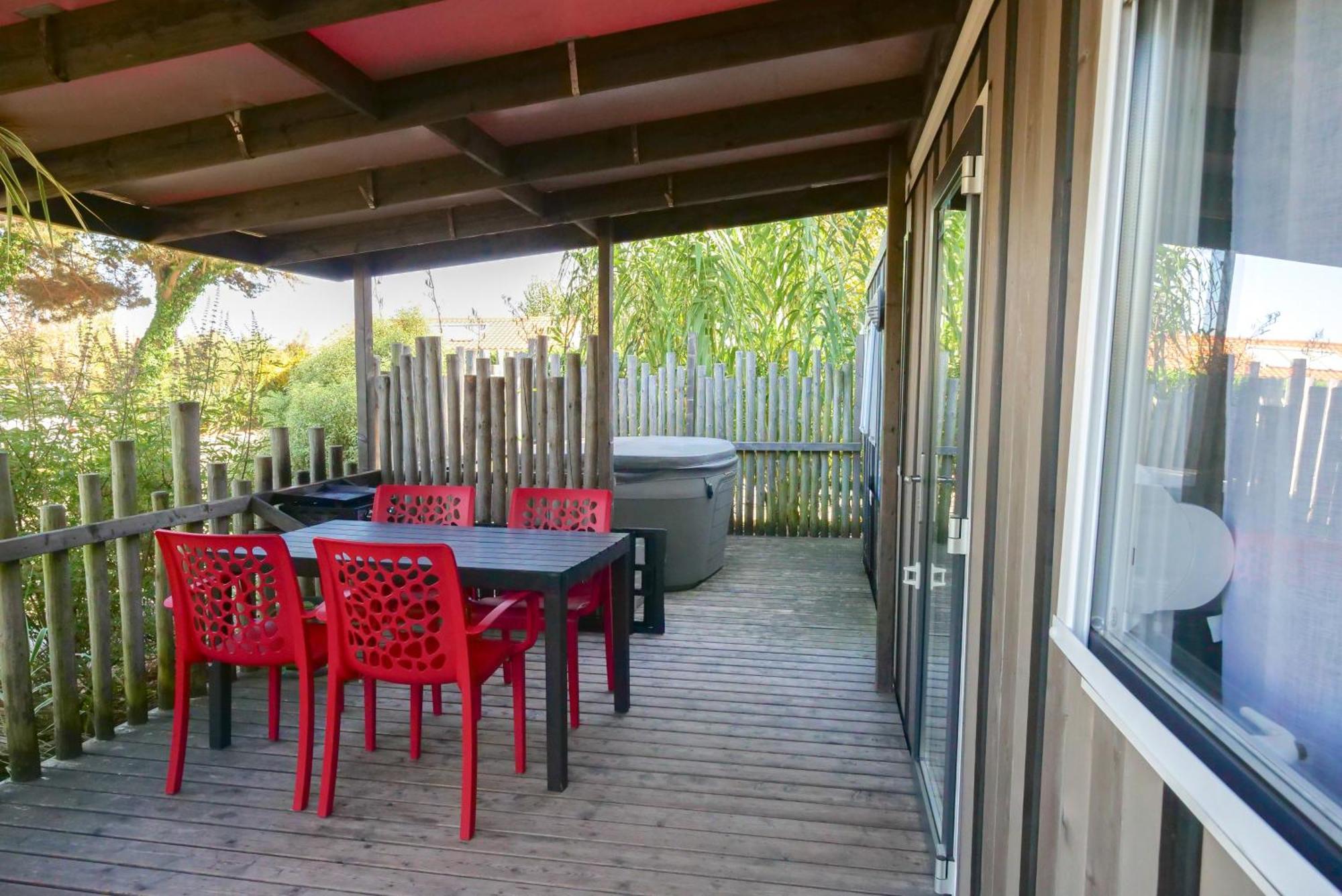 Camping Les Brillas Les Moutiers Exterior photo