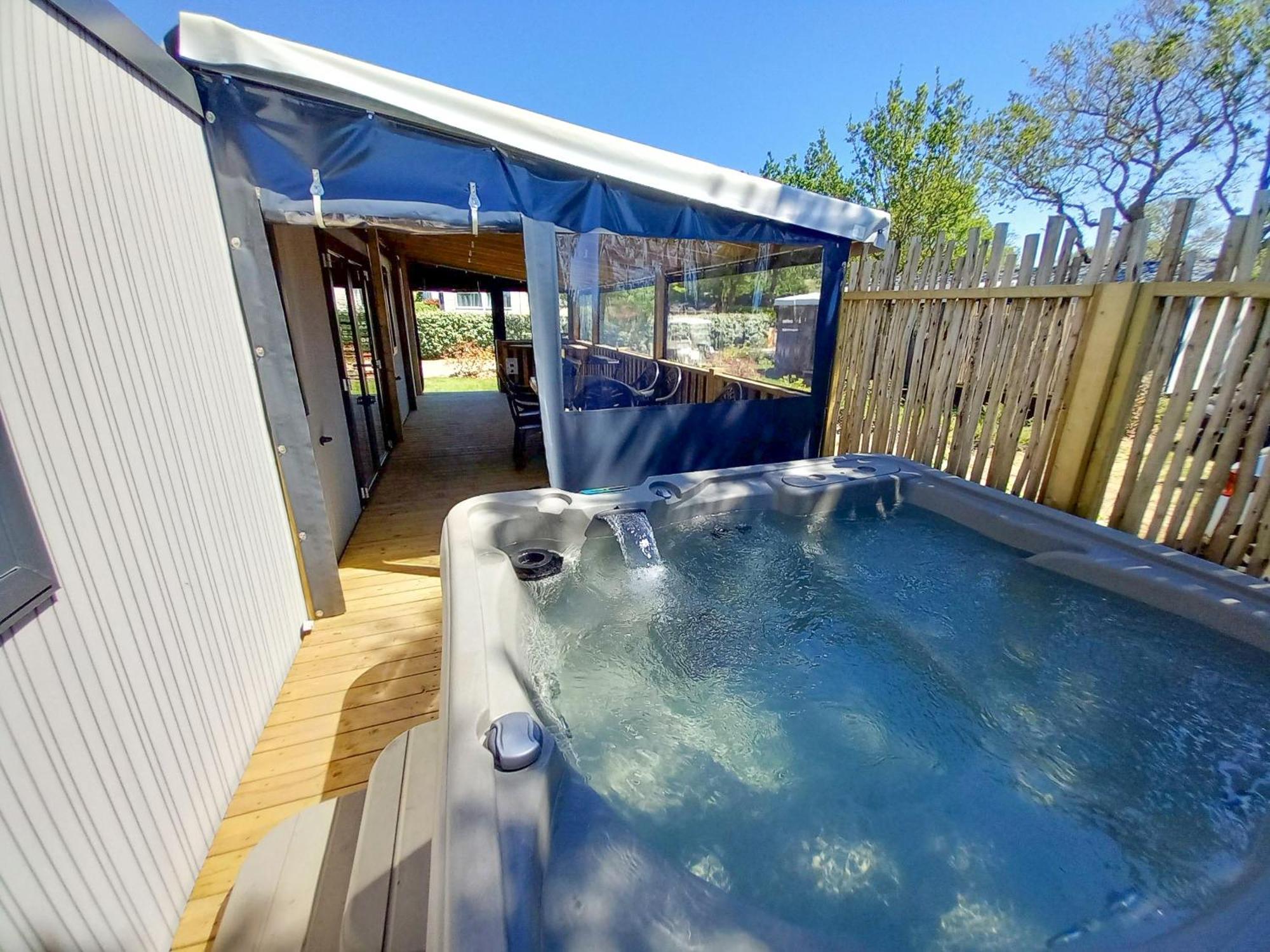 Camping Les Brillas Les Moutiers Exterior photo