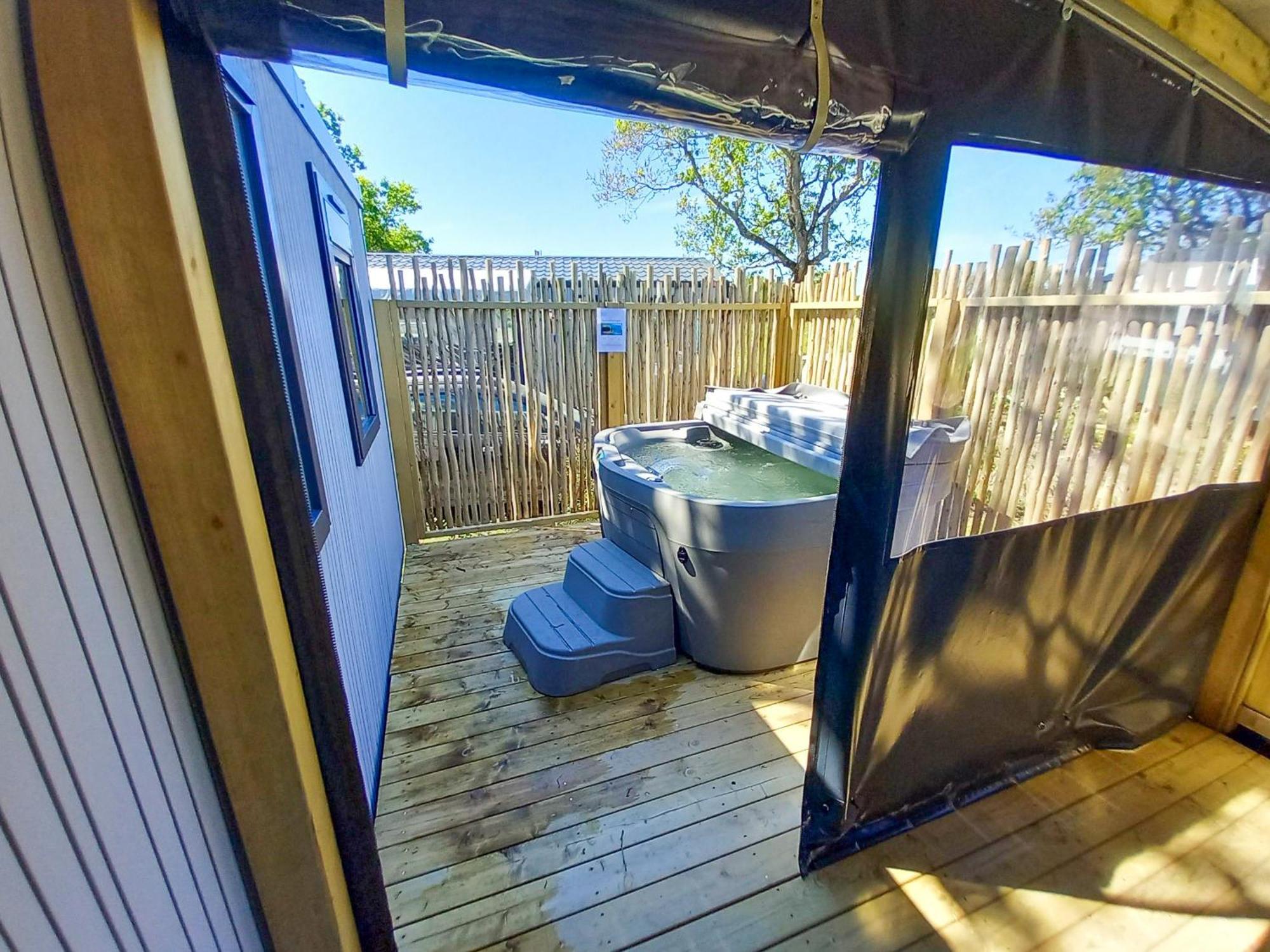 Camping Les Brillas Les Moutiers Exterior photo